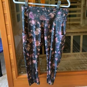 Lululemon sz 10 cropped rose print leggings with pockets
